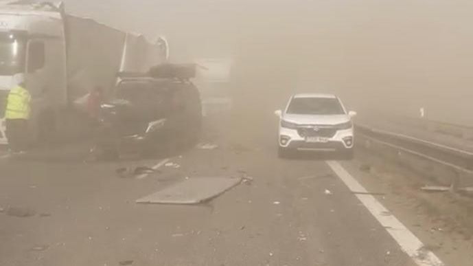 Na Slovensku udeřila písečná bouře, na dálnici se bouralo